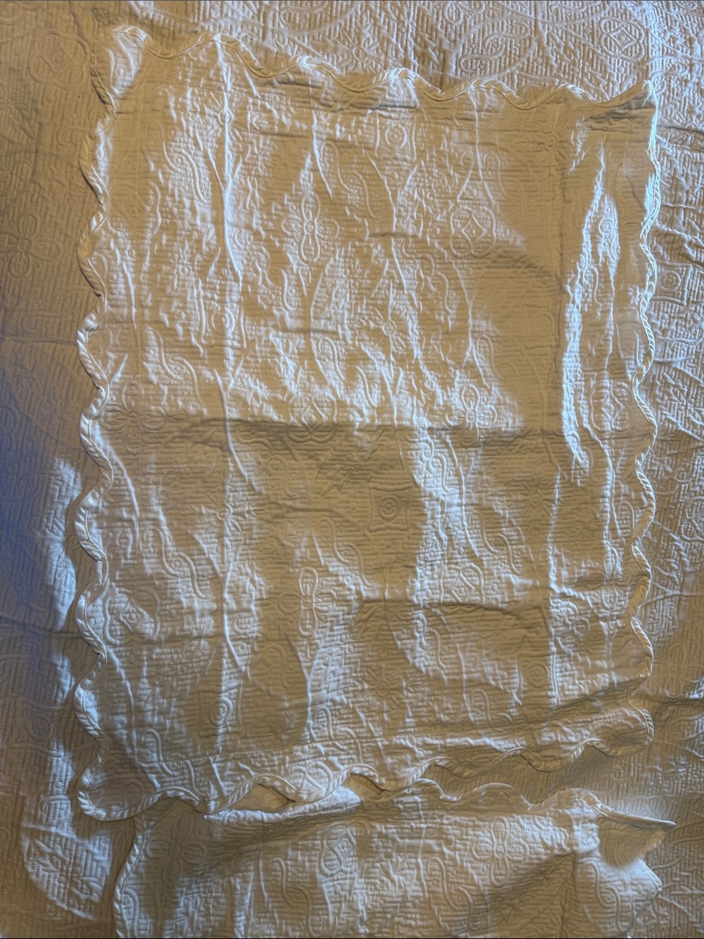 Classic Scalloped White Quilted Queen Size Bed Cover and 2 pillowcases - Picture 3 of 7